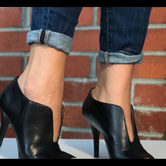 ***SOLD**** Black Chanel Split V Top Heels sz 38 - Picture 15 of 15